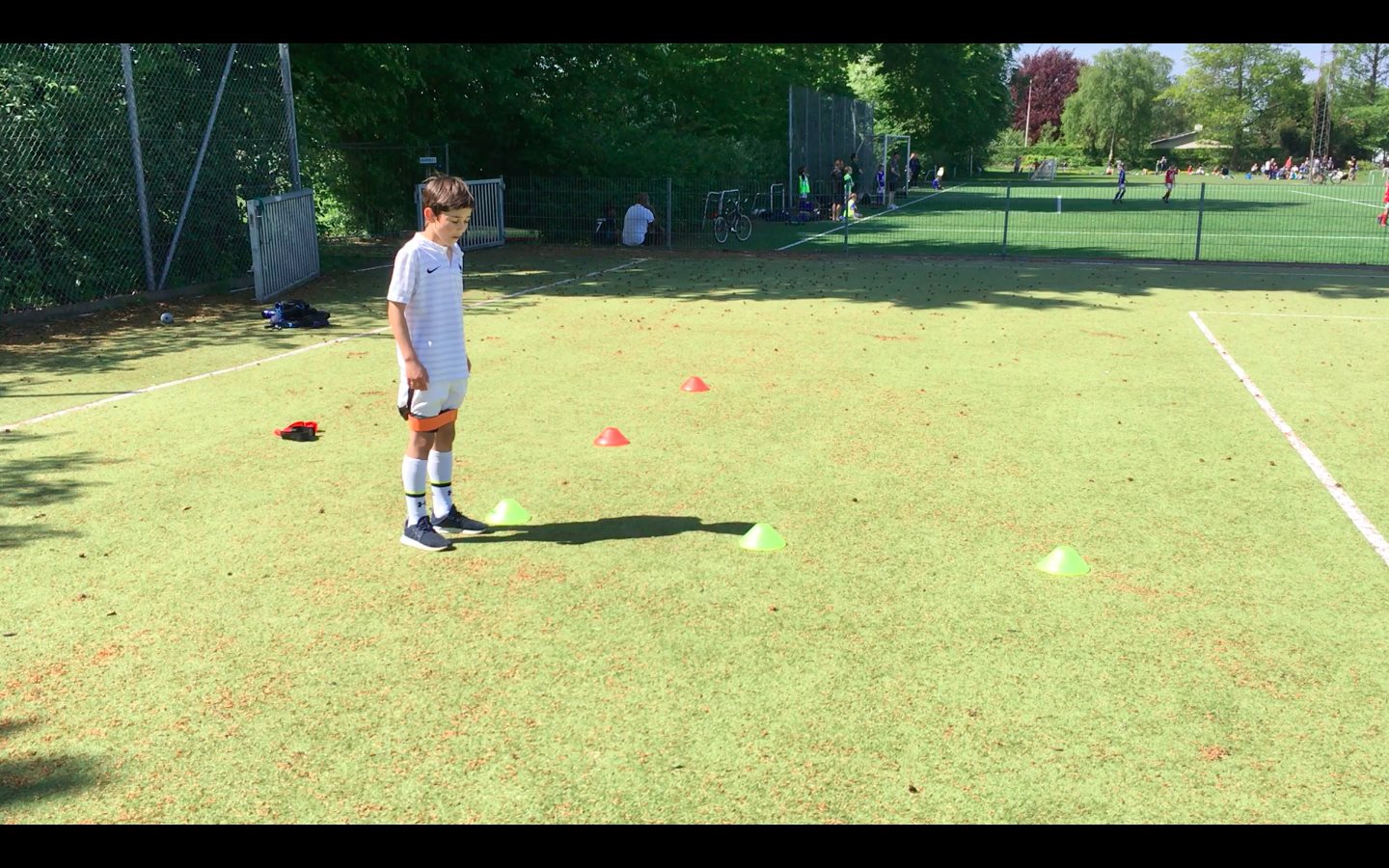 U11 fodboldspiller Wiliam fra Brøndby IF træner 3 løbetekøvelser med hård elastik