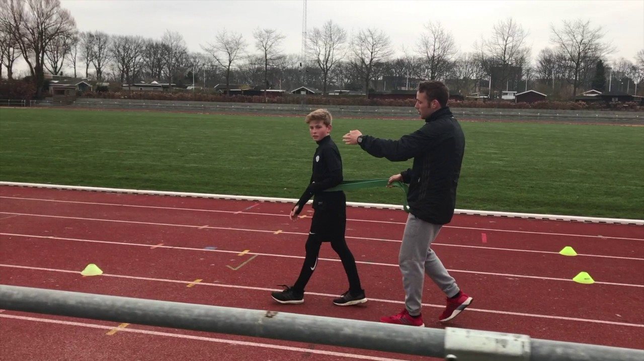Hjælper 11 årig fodboldspiller Victor til at blive hurtigere og stærkere med elastiksprinttræning