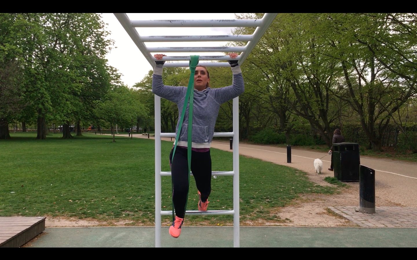 SUPER SEJE Maryam Fazli, som udføre en Pull-ups med elastik.
