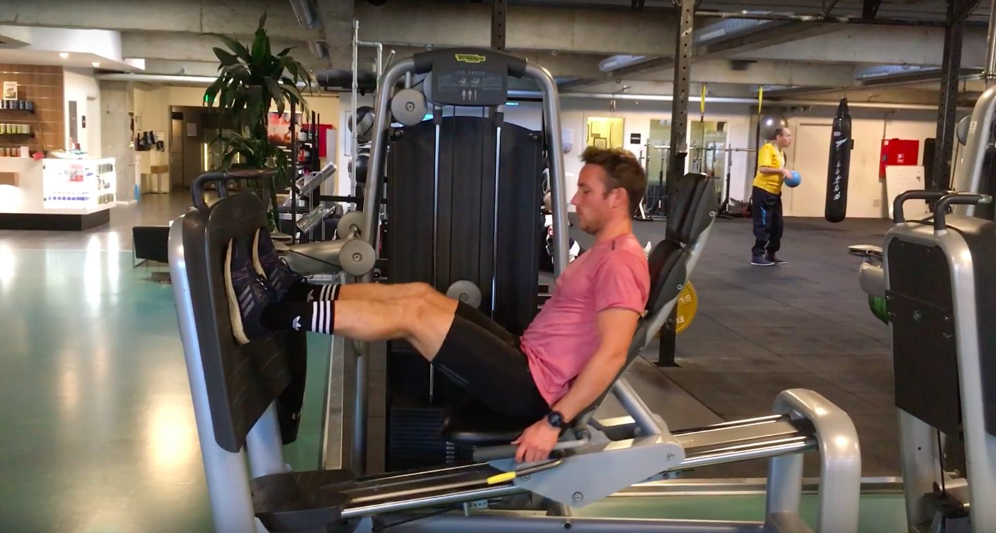 2. Skråsiddende benpres med Peter Liljensten