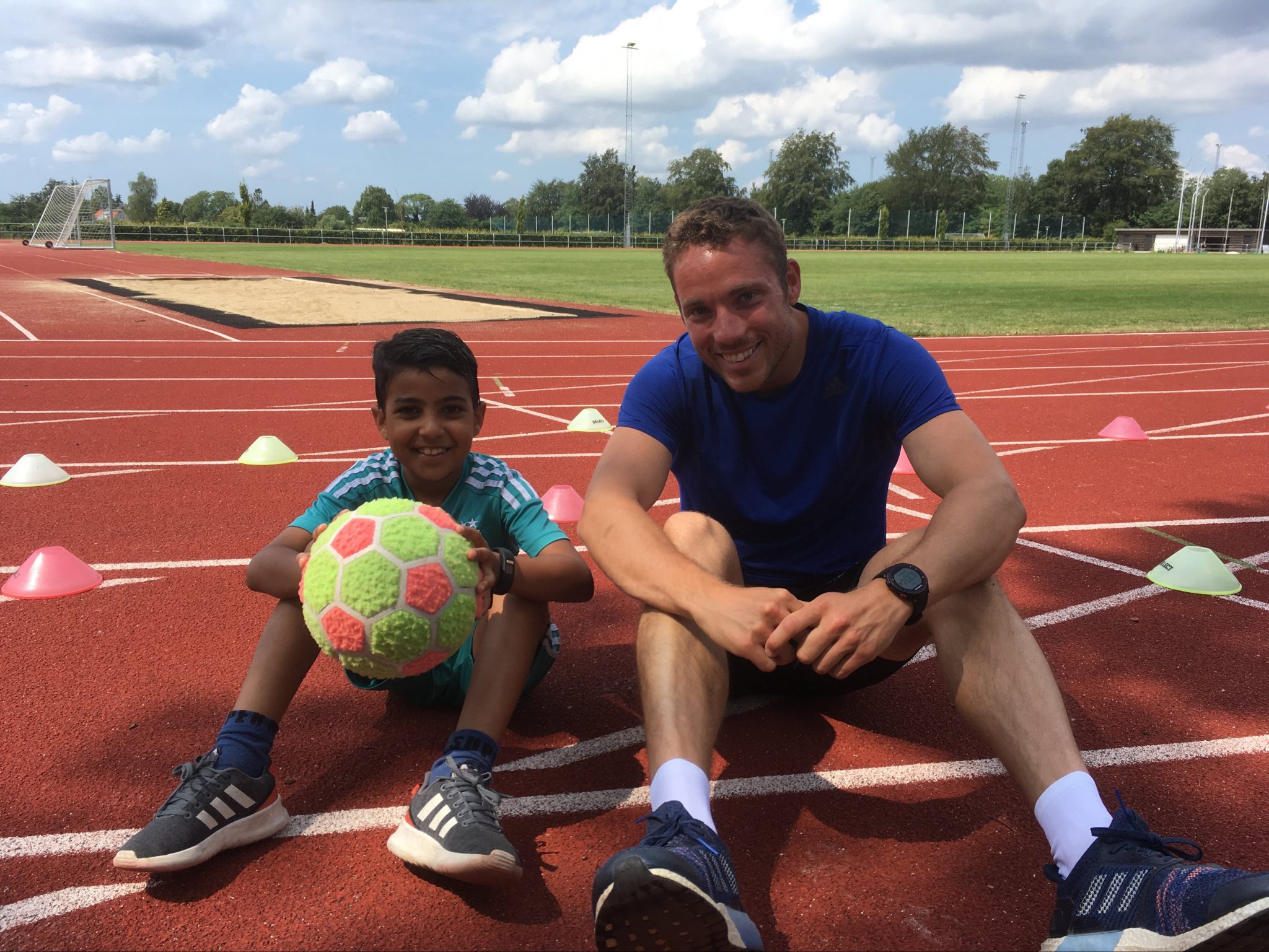 Stolt coach træner U10-elitefodboldspiller Nabil fra AGF