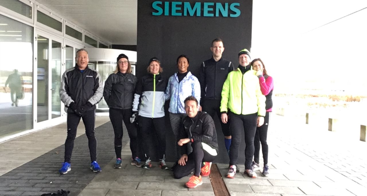 iemens seje medarbejder kickstarter onsdagens løbetræning med deres motiverende og inspirerende personlig løbecoach