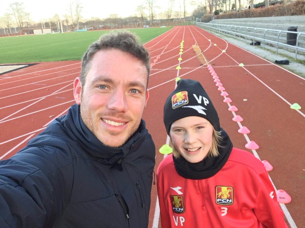 Seje Victor fra FC. Nordsjælland U14 elite fodboldspillere Kickstarter dagens sprinttræning med et brag.