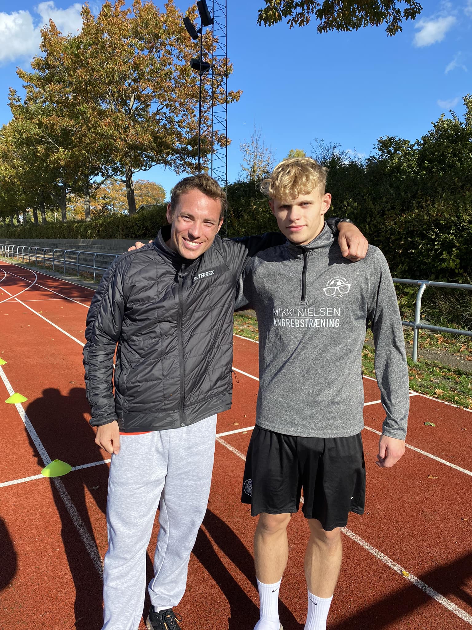 Slutter søndagens træningen af med U17 fodboldspillere Gustav fra Næstved Boldklub