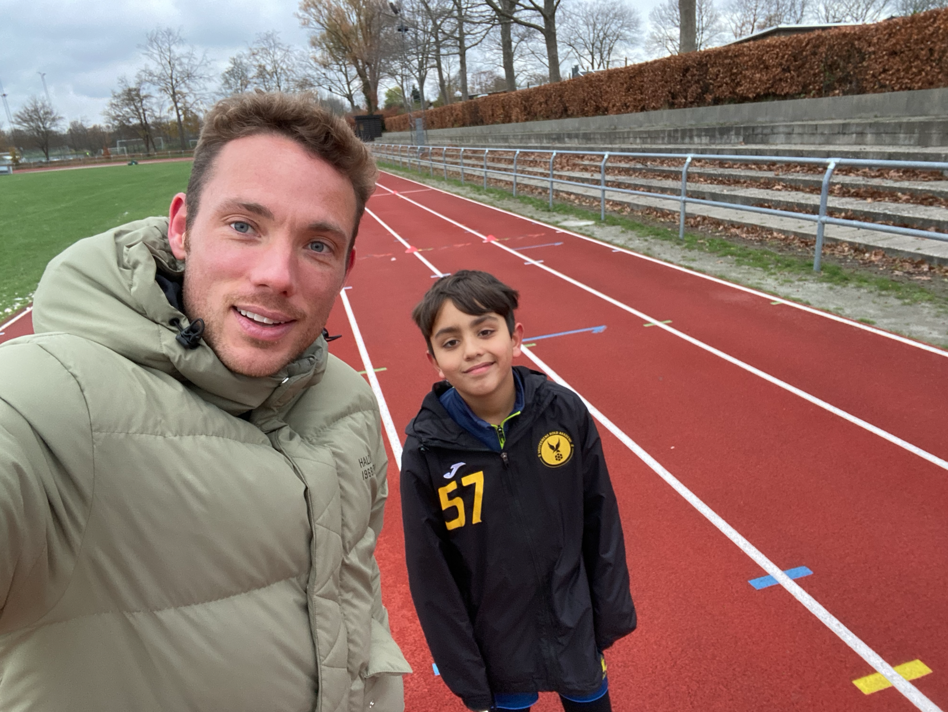 Selvom det er koldt udenfor og Danmark har spillet deres første VM kamp træner U11 fodboldspillere Yonas